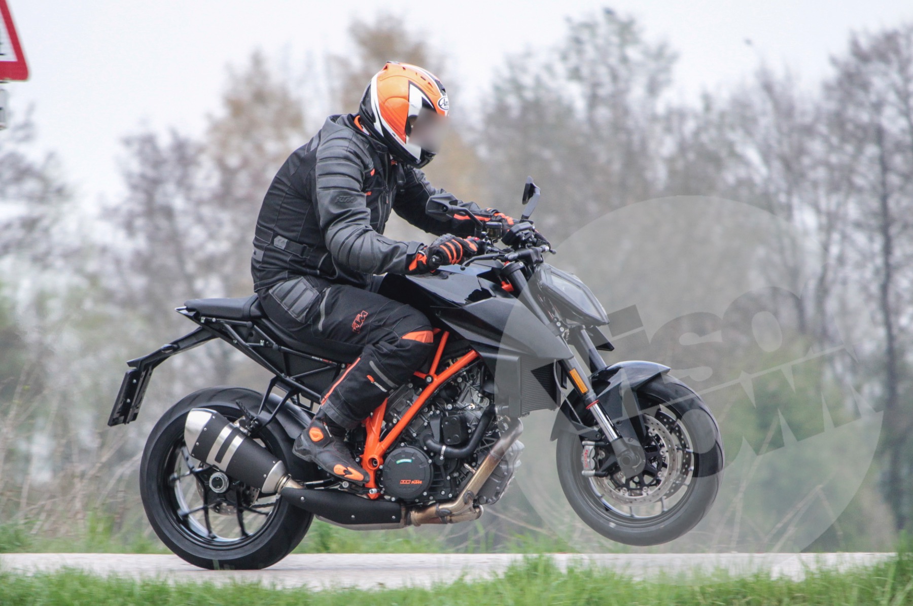 2017 KTM 1290 SuperDuke R 除了排氣符合歐盟嚴格的新法規外，在外觀用上更薄的頭燈設計搭配修整後的車身側殼，整體來看僅有些微更新，但相信在電控部分勢必會獲得進一步的提升。